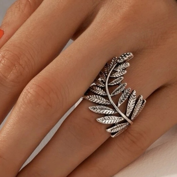 Elegant Silver Twisted Leaf Ring✨️ - Picture 3 of 10